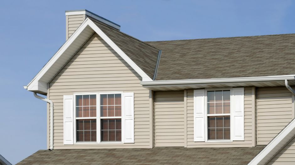 Home with beige maintenance-free vinyl siding in Mequon, WI 